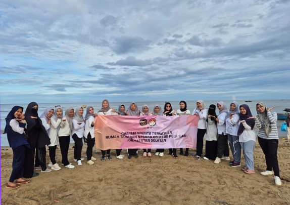 Hangatnya Kebersamaan di Pantai Batakan
